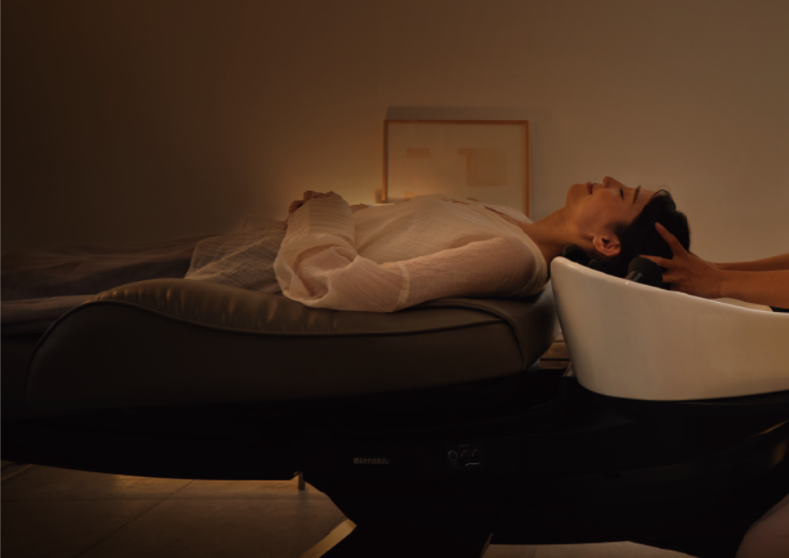 ヘッドマッサージでリラックスする女性